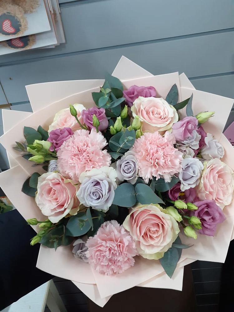 Букет цветов из: Розы, Гвоздики и Лизиантусы в Верх-Нейвинский